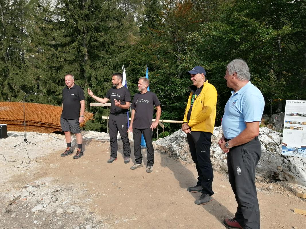 Slovesnosti sta se udeležila tudi Zdravko Počivalšek in Janez Janša. Foto: Barbara Štor / Televizija Slovenija Slovesnosti sta se udeležila tudi Zdravko Počivalšek in Janez Janša. Foto: Barbara Štor / Televizija Slovenija