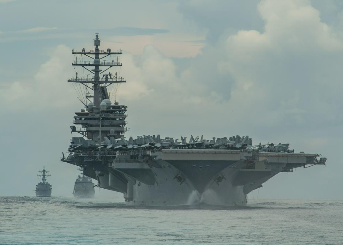 ZDA se vojaško osredotočajo na indopacifiško območje. Na svetu je okoli 40 letalonosilk, od tega jih imajo samo ZDA 11, in to največje. Na sliki ameriška letalonosilka USS Ronald Reagan. Foto: Reuters ZDA se vojaško osredotočajo na indopacifiško območje. Na svetu je okoli 40 letalonosilk, od tega jih imajo samo ZDA 11, in to največje. Na sliki ameriška letalonosilka USS Ronald Reagan. Foto: Reuters