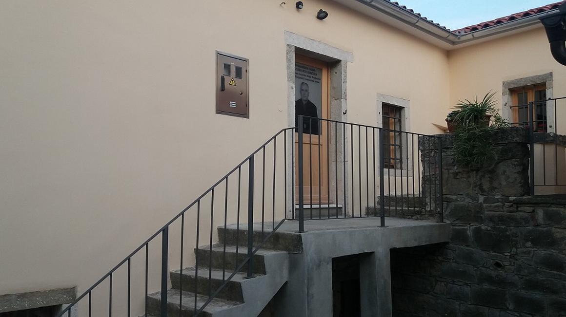 Koprska občina je v čast zavednega Slovenca in Istrana Alojza Kocjančiča obnovila njegovo hišo v Kubedu, hkrati pa v okviru projekta, za katerega je namenila 100.000 evrov, uredila še spominsko sobo in kulturno rezidenco, v kateri bodo lahko gostujoči umetniki v času ustvarjanja tudi bivali. Foto: Radio Koper/Tjaša Škamperle