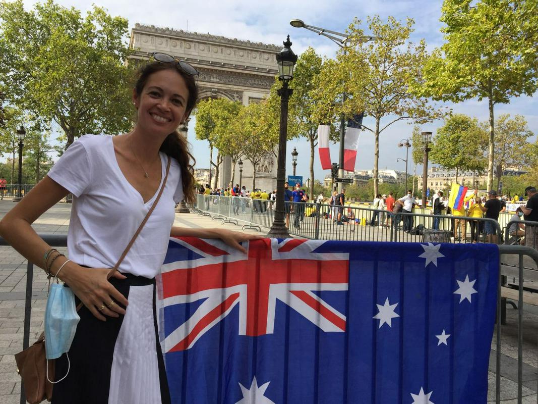 Avstralska navijačica Lee nam je povedala, da je verjetno edina, ki je v Pariz prišla z otoka Tasmanija, s katerega prihaja tudi Richie Porte, tretjeuvrščeni na letošnjem Touru. Foto: MMC RTV SLO/T. O. Avstralska navijačica Lee nam je povedala, da je verjetno edina, ki je v Pariz prišla z otoka Tasmanija, s katerega prihaja tudi Richie Porte, tretjeuvrščeni na letošnjem Touru. Foto: MMC RTV SLO/T. O.