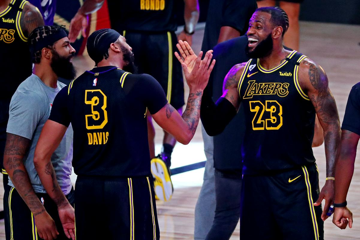 Davis in James se veselita desete zmage Lakersov v letošnji končnici.  Izredna povezava je v polnem sijaju zasijala že v prvi sezoni.  Foto: Reuters