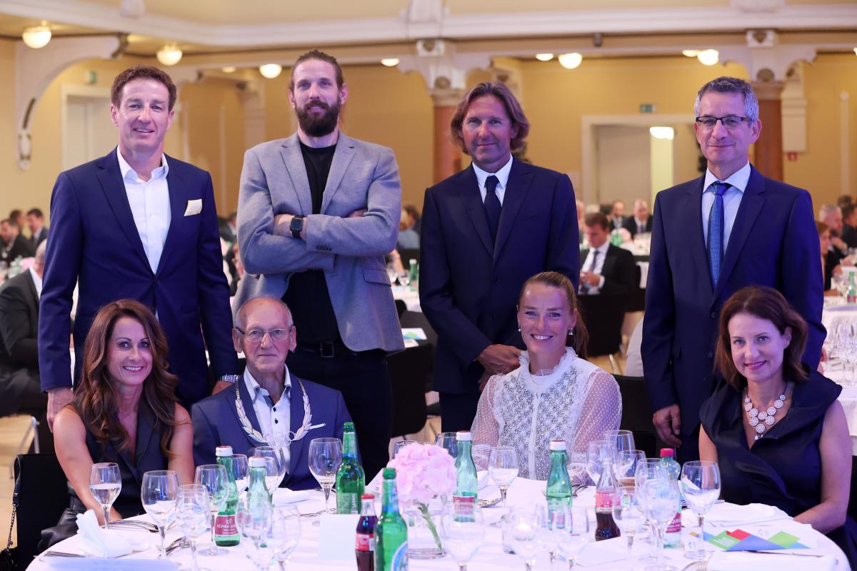 Fotografija s sprejema ob dnevu slovenskega športa. V zadnji vrsti stojijo: Iztok Čop, Luka Špik, Andrea Massi in Rajmond Debevec. Pri mizi sedijo: Petra Čop, Miroslav Cerar starejši, Tina Maze in Metka Debevec. Foto: www.alesfevzer.com Fotografija s sprejema ob dnevu slovenskega športa. V zadnji vrsti stojijo: Iztok Čop, Luka Špik, Andrea Massi in Rajmond Debevec. Pri mizi sedijo: Petra Čop, Miroslav Cerar starejši, Tina Maze in Metka Debevec. Foto: www.alesfevzer.com