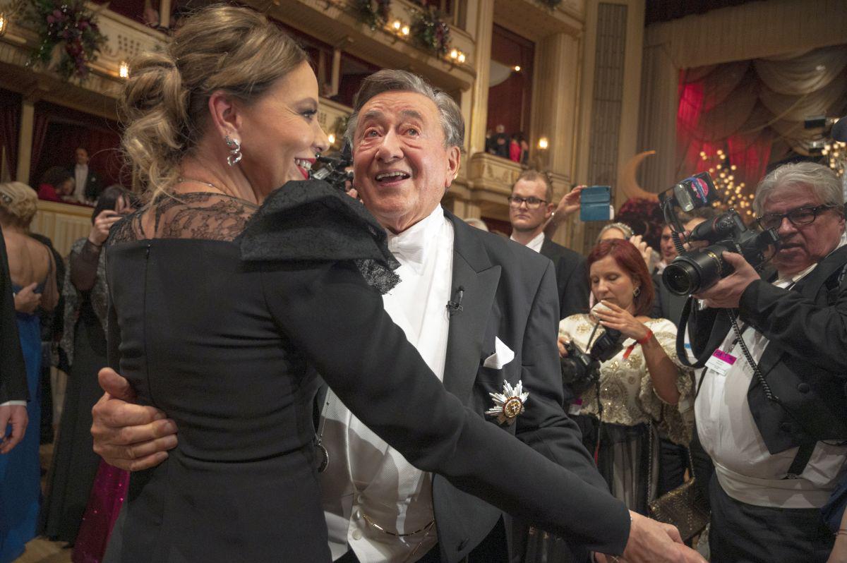 Richard Lugner in italijanska igralka Ornella Muti sta se takole vrtela 20. februarja letos. Foto: EPA Richard Lugner in italijanska igralka Ornella Muti sta se takole vrtela 20. februarja letos. Foto: EPA