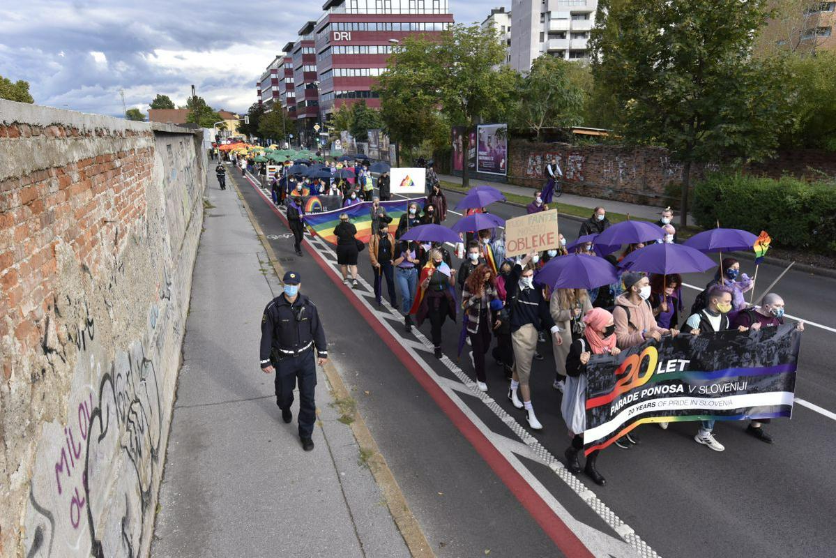 Zaradi omejitev zbiranja so se morali udeleženci na parado prijaviti in nositi maske. Foto: BoBo/Žiga Živulović ml. Zaradi omejitev zbiranja so se morali udeleženci na parado prijaviti in nositi maske. Foto: BoBo/Žiga Živulović ml.