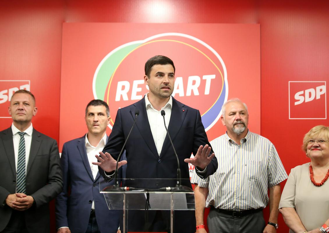 SDP se je pred letošnjimi volitvami z več opozicijskimi strankami združil v koalicijo Restart, a so bili kljub temu na volitvah močno poraženi, predsednik Davor Bernardić (v ospredju) pa je odstopil. Foto: EPA SDP se je pred letošnjimi volitvami z več opozicijskimi strankami združil v koalicijo Restart, a so bili kljub temu na volitvah močno poraženi, predsednik Davor Bernardić (v ospredju) pa je odstopil. Foto: EPA