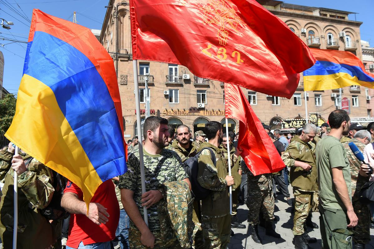 V armenski prestolnici Erevan se zbirajo prostovoljni naborniki za vojno v Gorskem Karabahu. Foto: Reuters V armenski prestolnici Erevan se zbirajo prostovoljni naborniki za vojno v Gorskem Karabahu. Foto: Reuters
