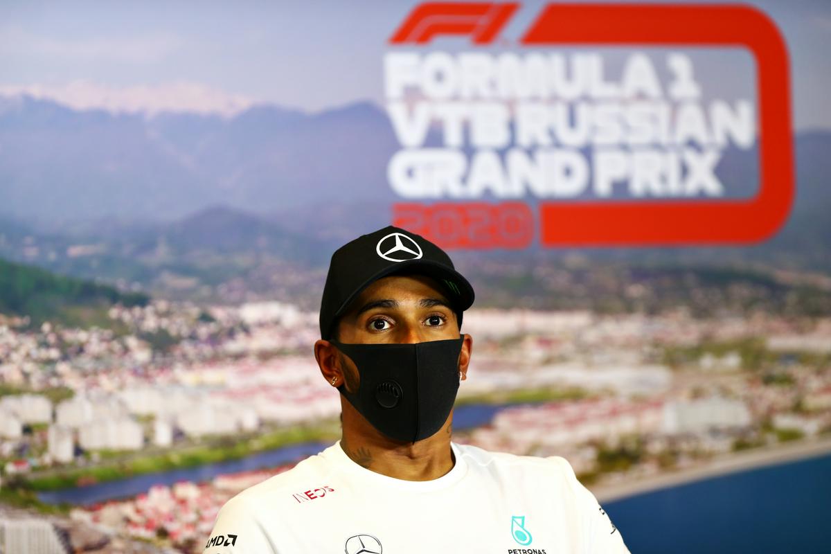 Hamilton se je hitro sprijaznil s svojo napako. Foto: Reuters Hamilton se je hitro sprijaznil s svojo napako. Foto: Reuters
