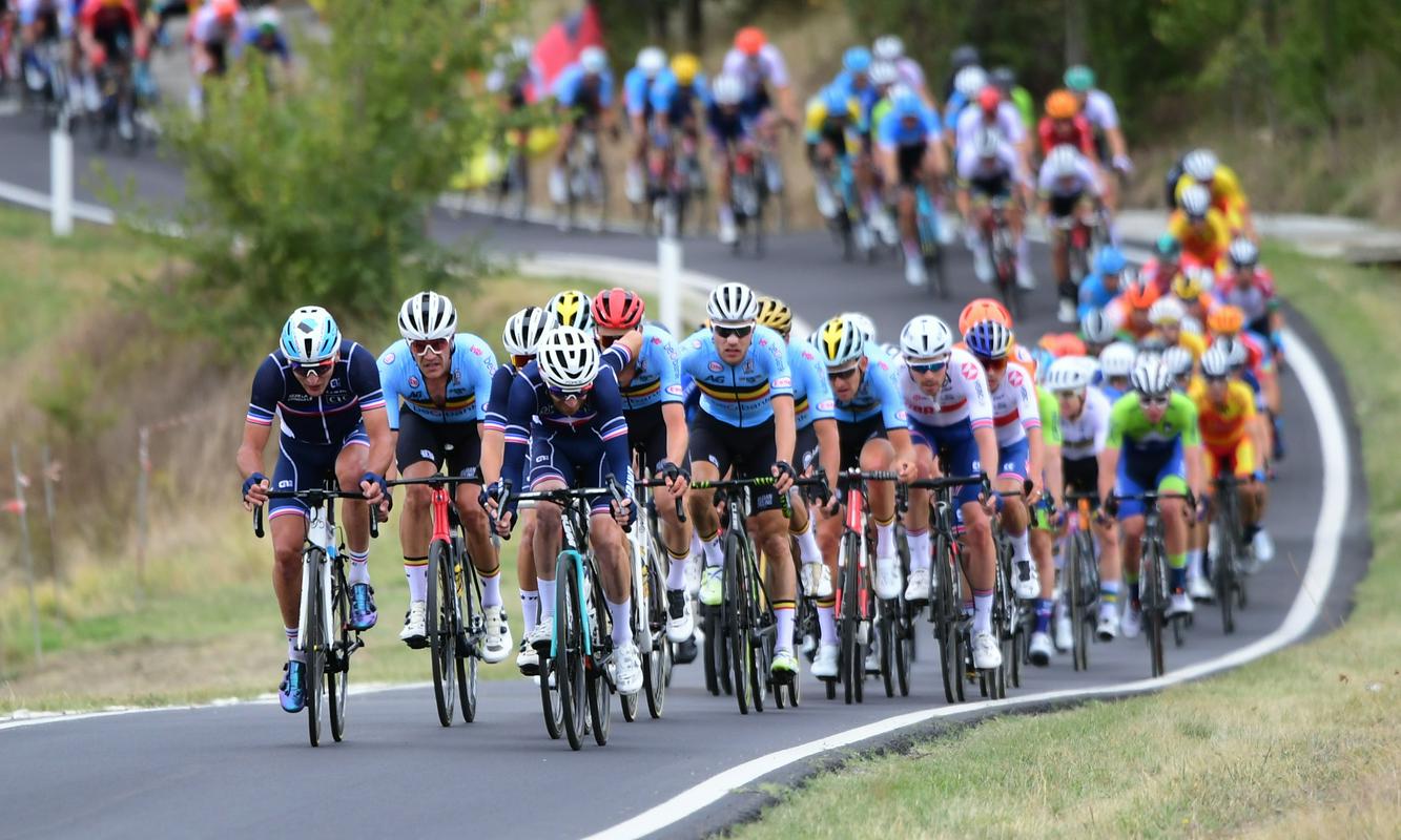 Slovenska reprezentanca je začinila nedeljski boj za mavrično majico, v zaključku dirke pa je bil v odličnem položaju tudi Jan Polanc. Foto: AP Slovenska reprezentanca je začinila nedeljski boj za mavrično majico, v zaključku dirke pa je bil v odličnem položaju tudi Jan Polanc. Foto: AP