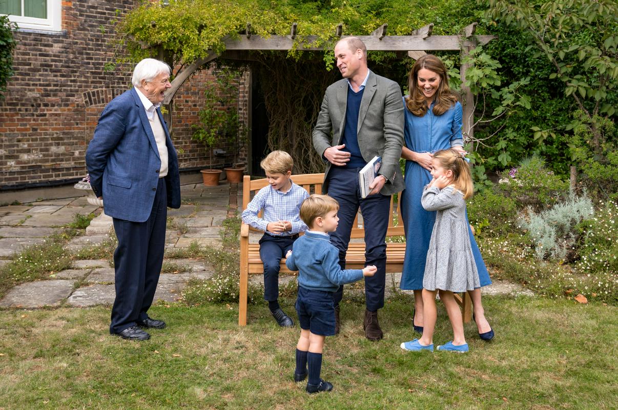 Cambriški (William, Catherine, prvorojenec in bodoči kralj George, Charlotte in Louis) v družbi televizijske legende in okoljevarstvenika sira Davida Attenborougha. Foto: Reuters Cambriški (William, Catherine, prvorojenec in bodoči kralj George, Charlotte in Louis) v družbi televizijske legende in okoljevarstvenika sira Davida Attenborougha. Foto: Reuters