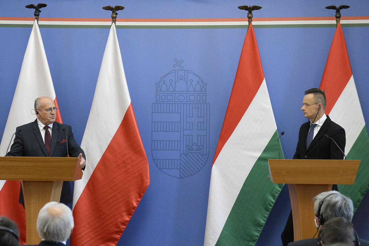 Poljski zunanji minister Zbigniew Rau (levo) in madžarski zunanji minister Peter Szijjarto na novinarski konferenci v Budimpešti. Foto: EPA Poljski zunanji minister Zbigniew Rau (levo) in madžarski zunanji minister Peter Szijjarto na novinarski konferenci v Budimpešti. Foto: EPA