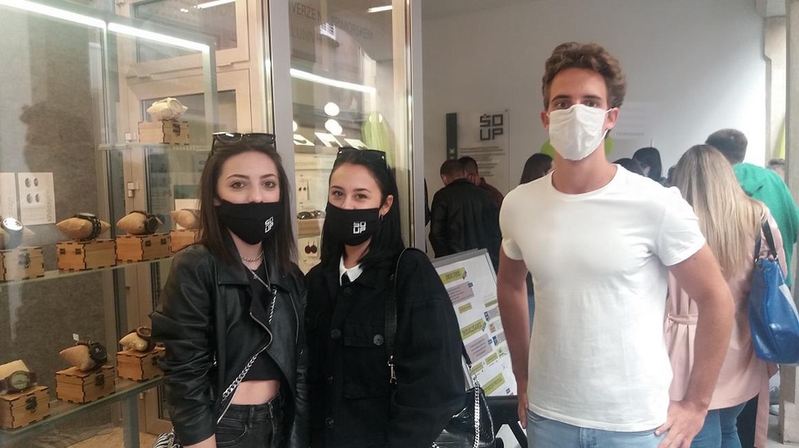 Gorjan iz Makedonije (na fotografiji desno) bo jutri začel študirati na Fakulteti za management. Ker se je vpisal na študij v angleškem jeziku, v predavalnico sploh ne bo stopil - ves študij bo potekal po spletu. Foto: Radio Koper/Tjaša Škamperle