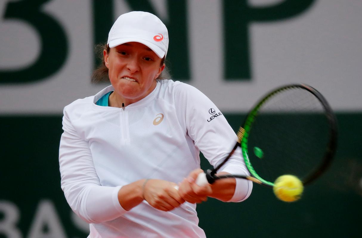 Na prvem turnirju za grand slam je Iga Swiatek lani v osmini finala Roland Garrosa izgubila proti Simoni Halep.  Foto: Reuters