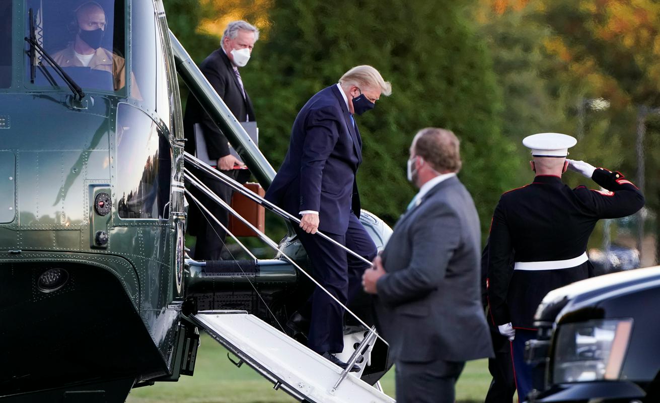 Trump ob prihodu v vojaško bolnišnico Walter Reed. Foto: Reuters Trump ob prihodu v vojaško bolnišnico Walter Reed. Foto: Reuters