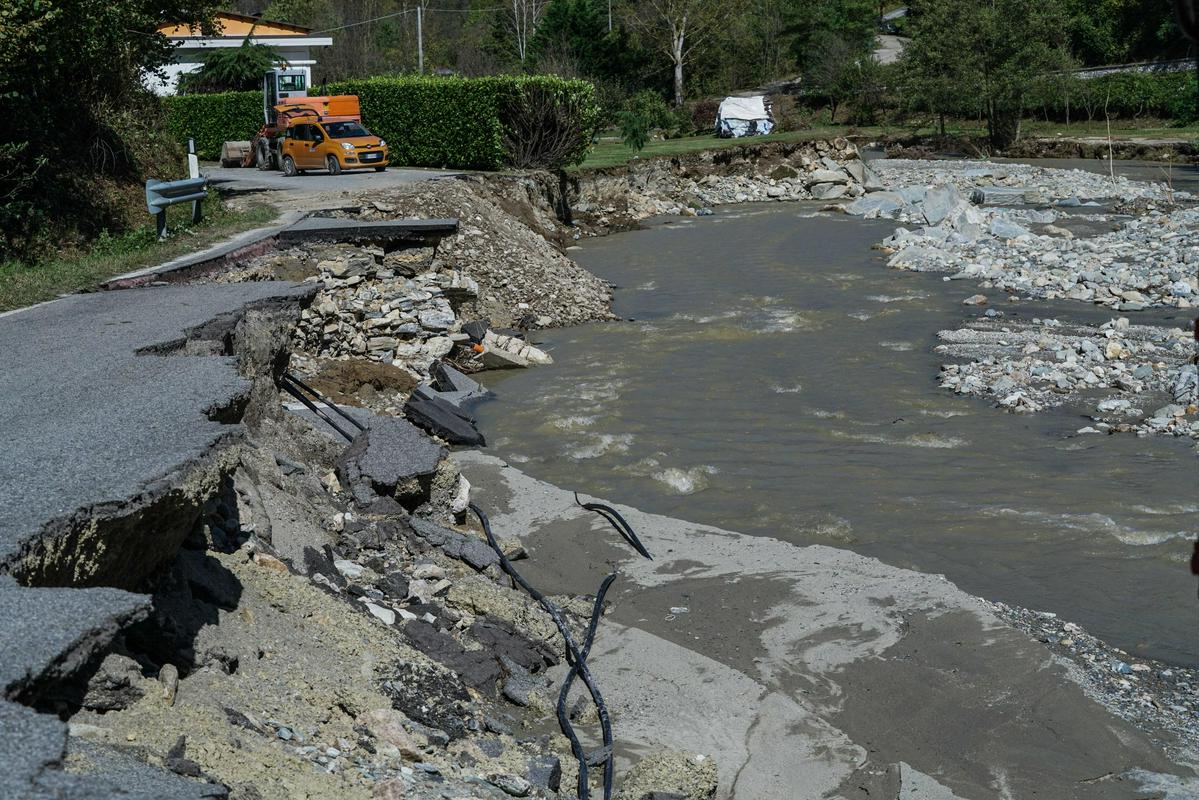 Poplave in plazovi so odnesli več cest v Piemontu.  Foto: EPA