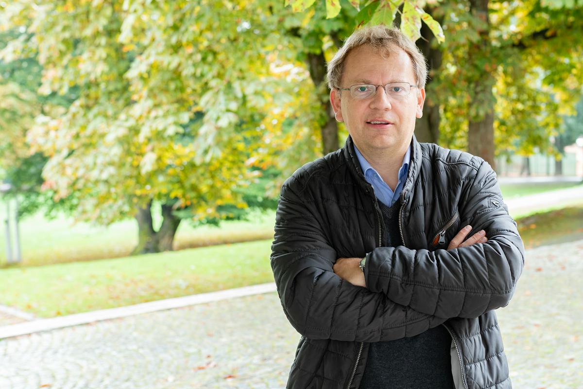 Prof. dr. Andrej Rahten je znanstveni svetnik ZRC SAZU, redni profesor Univerze v Mariboru in dopisni član Avstrijske akademije znanosti. Foto: MMC RTV SLO/Miloš Ojdanić Prof. dr. Andrej Rahten je znanstveni svetnik ZRC SAZU, redni profesor Univerze v Mariboru in dopisni član Avstrijske akademije znanosti. Foto: MMC RTV SLO/Miloš Ojdanić