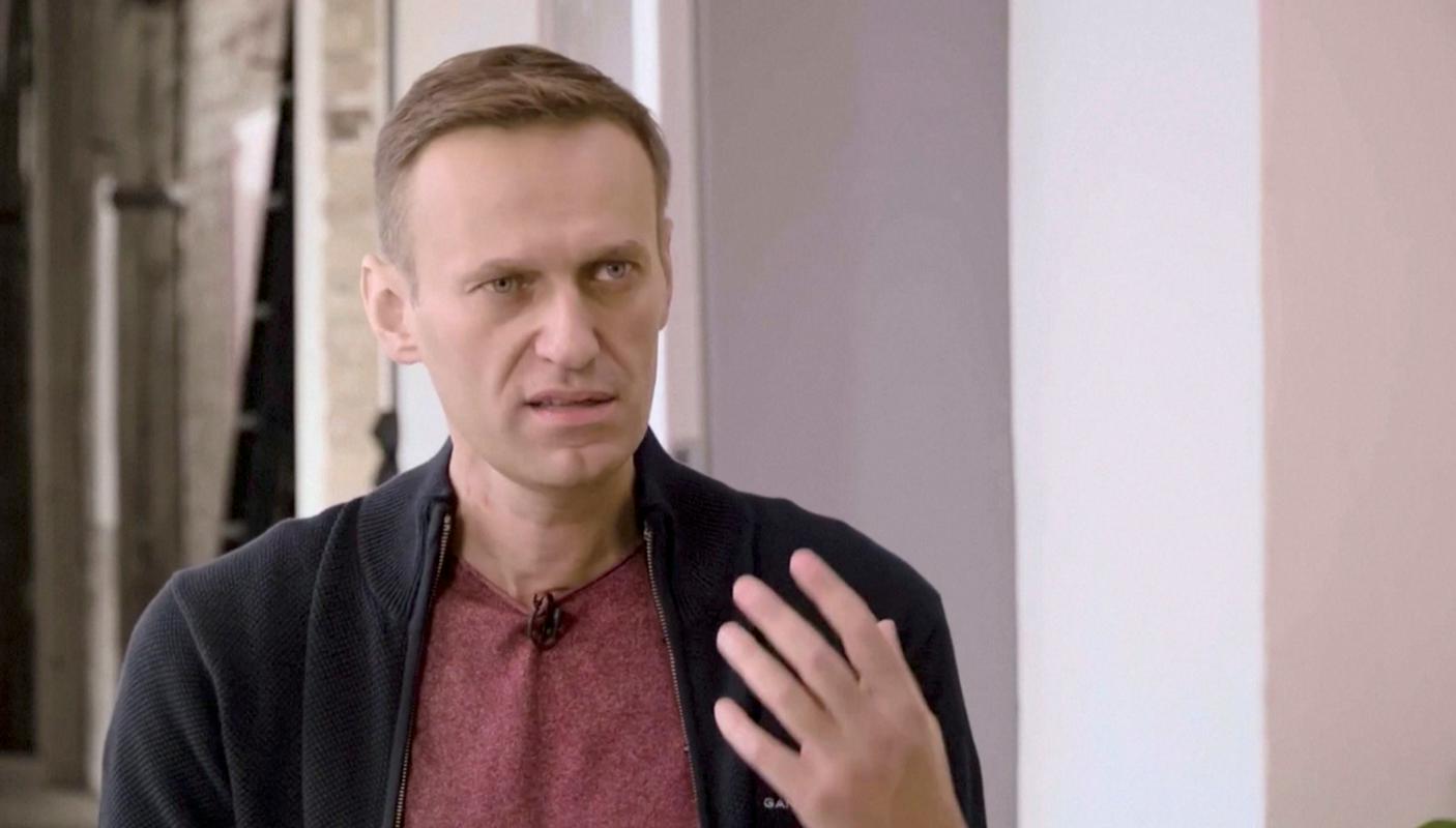 Navalny je imel prvi intervju po odpustu iz berlinske bolnišnice Charite, več kot dve uri pa je govoril z znanim ruskim blogerjem, ki je posnetke objavil na YouTubu.  Foto: Reuters