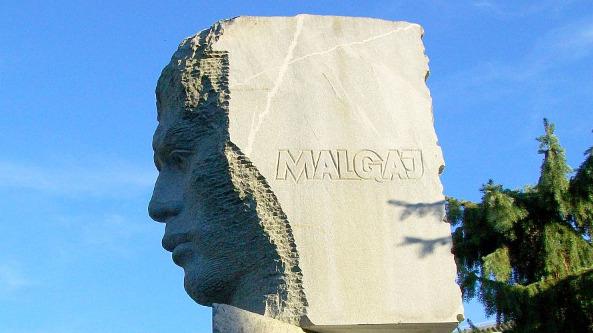 Borec za severno mejo na Koroškem, nadporočnik Franjo Malgaj, je v tragični nesreči umrl 6. maja 1919 star 24 let. Pri Tolstem vrhu naj bi se mu pri plezanju na drevo, da bi videl, kje se giblje sovražnik, ponesreči sprožila ročna bomba. Foto: Rok Omahen Borec za severno mejo na Koroškem, nadporočnik Franjo Malgaj, je v tragični nesreči umrl 6. maja 1919 star 24 let. Pri Tolstem vrhu naj bi se mu pri plezanju na drevo, da bi videl, kje se giblje sovražnik, ponesreči sprožila ročna bomba. Foto: Rok Omahen