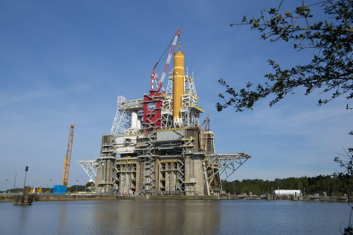 Januarsko nalaganje prve stopnje SLS-a v veliko betonsko stojalo v Stennisu. Od takrat se ni veliko premaknilo. Foto: Nasa Januarsko nalaganje prve stopnje SLS-a v veliko betonsko stojalo v Stennisu. Od takrat se ni veliko premaknilo. Foto: Nasa