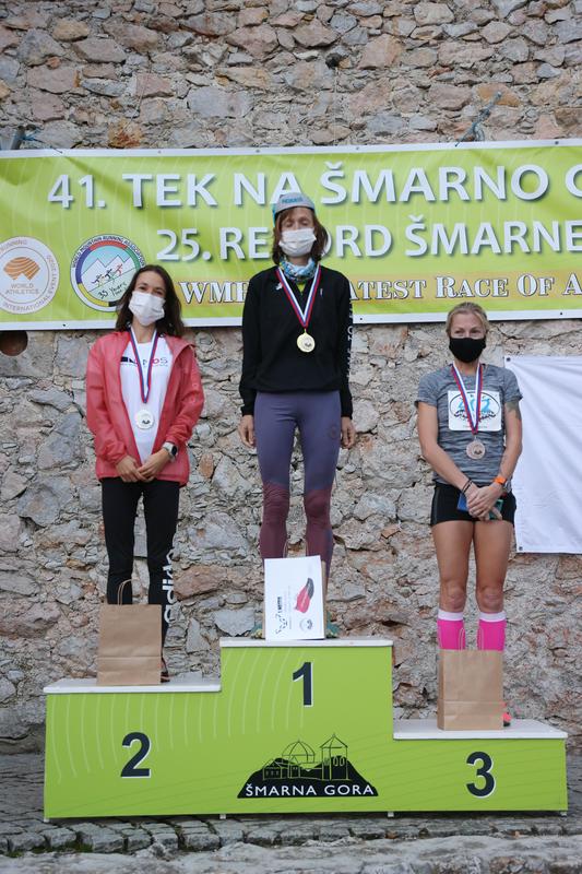 Zmagovalna trojica v ženski konkurenci teka Rekord Šmarne gore. Foto: www.alesfevzer.com Zmagovalna trojica v ženski konkurenci teka Rekord Šmarne gore. Foto: www.alesfevzer.com