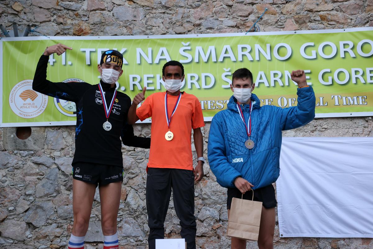 Zmagovalna trojica v moški konkurenci teka Rekord Šmarne gore. Foto: www.alesfevzer.com Zmagovalna trojica v moški konkurenci teka Rekord Šmarne gore. Foto: www.alesfevzer.com