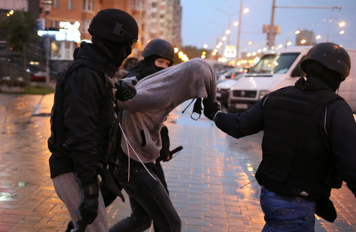 Beloruska policija je zagrozila z uporabo strelnega orožja proti protestnikom, češ da postajajo vse bolj radikalizirani. Foto: Reuters Beloruska policija je zagrozila z uporabo strelnega orožja proti protestnikom, češ da postajajo vse bolj radikalizirani. Foto: Reuters
