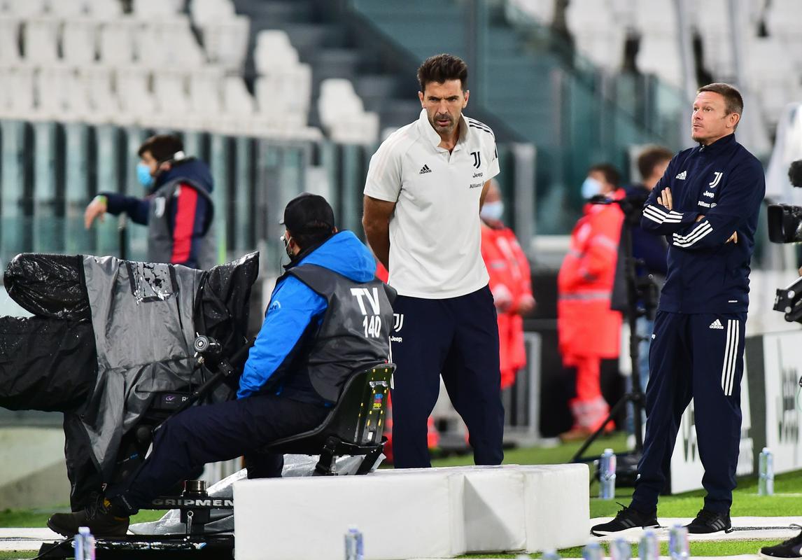Gianluigi Buffon in soigralci so čakali na tekmo 4. oktobra, a Napoli ni pripotoval v Torino. Foto: Reuters Gianluigi Buffon in soigralci so čakali na tekmo 4. oktobra, a Napoli ni pripotoval v Torino. Foto: Reuters