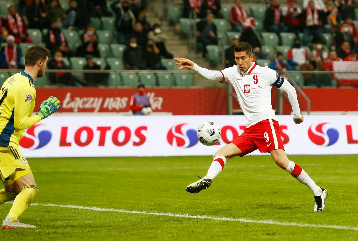 Najboljši evropski nogometaš leta Robert Lewandowski je Poljsko popeljal na prvo mesto v skupini 1. Foto: Reuters Najboljši evropski nogometaš leta Robert Lewandowski je Poljsko popeljal na prvo mesto v skupini 1. Foto: Reuters
