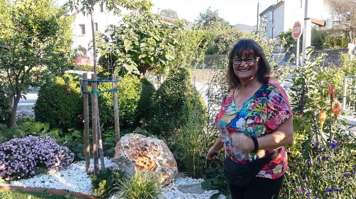 Ob cesti, ki vodi v osrčje vasi Budanje, tik ob potoku Šumljak, stoji pritlična hiša, ki jo obdaja bujen vrt. Malce romantičen, malce divji, ga opiše lastnica Marija Trošt. Ljubiteljska vrtnarka pravi, da jo ta strast spremlja od malih nog. Foto: Osebni arhiv