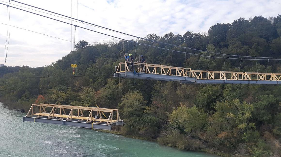 Jekleni most bo širok bo tri metre, naenkrat ga bo lahko prečkalo tisoč ljudi. Ker gre za prvi takšen projekt v Sloveniji, vzbuja veliko zanimanja med domačini in naključnimi obiskovalci. Foto: Tomaž Konrad