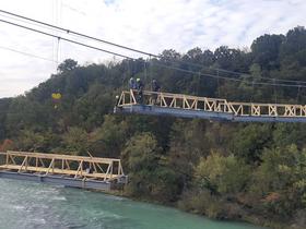 Alpinisti nameščajo brv čez Sočo