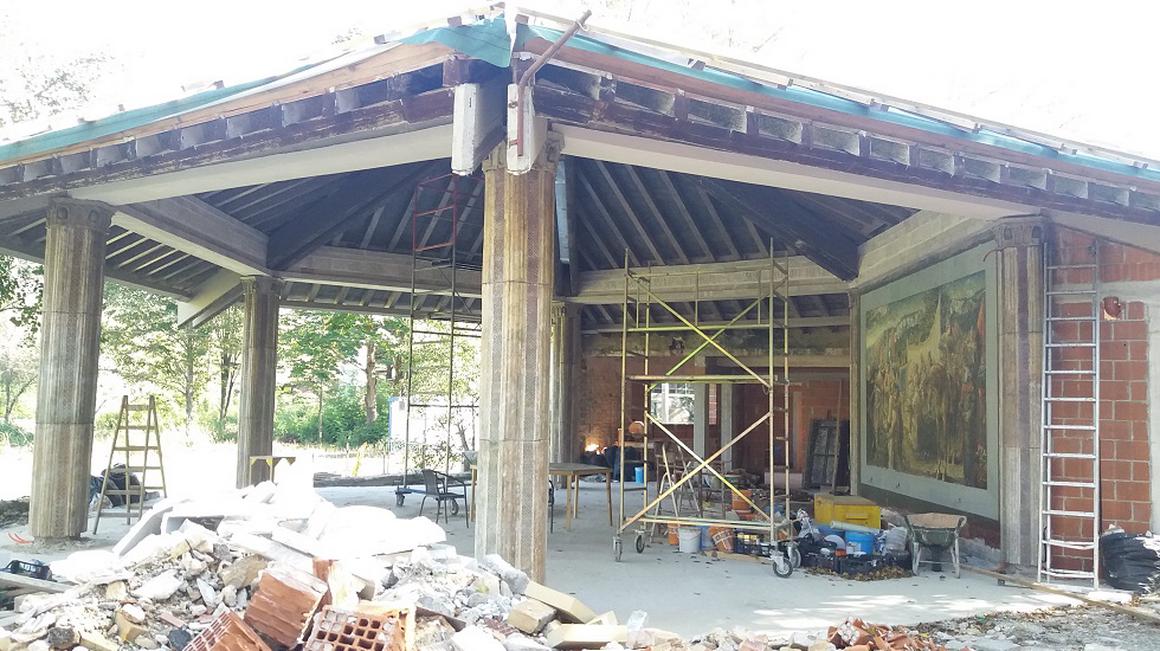 Novi lastnik se je najprej lotil gostinskega dela in okolice, sledili bodo zapuščeni bungalovi. Foto: Radio Koper