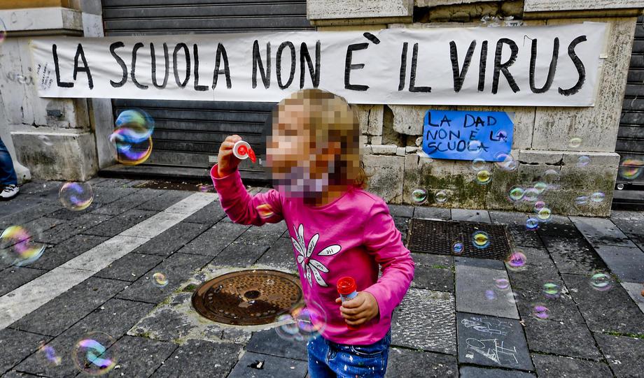 Protesti v Neaplju proti zapiranju šol. Foto: EPA Protesti v Neaplju proti zapiranju šol. Foto: EPA