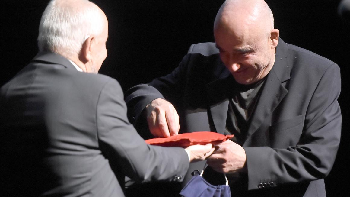 Petru Boštjančiču je prstan predal igralski kolega Peter Ternovšek / Foto:BoBo