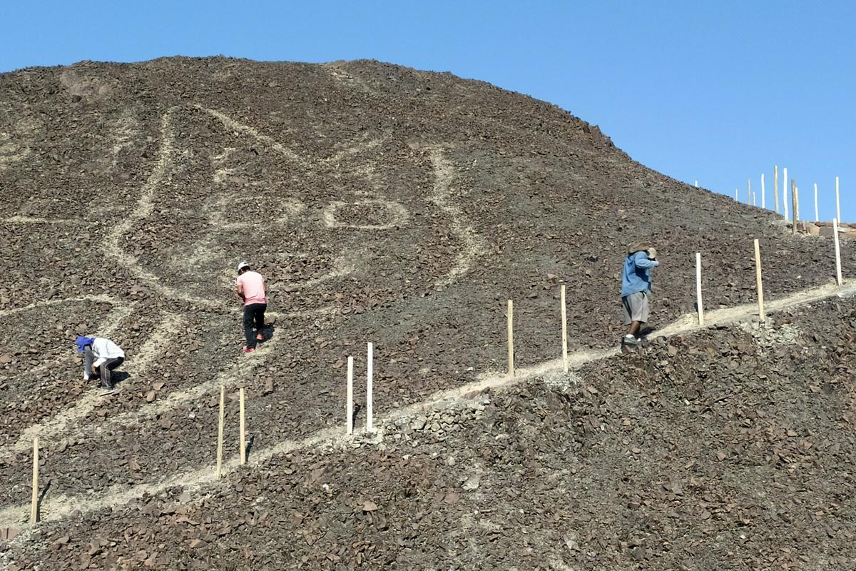 Geoglif mačke je v resnici starejši od podob, ki jih je ustvarilo ljudstvo Nazca. Foto: AP Geoglif mačke je v resnici starejši od podob, ki jih je ustvarilo ljudstvo Nazca. Foto: AP