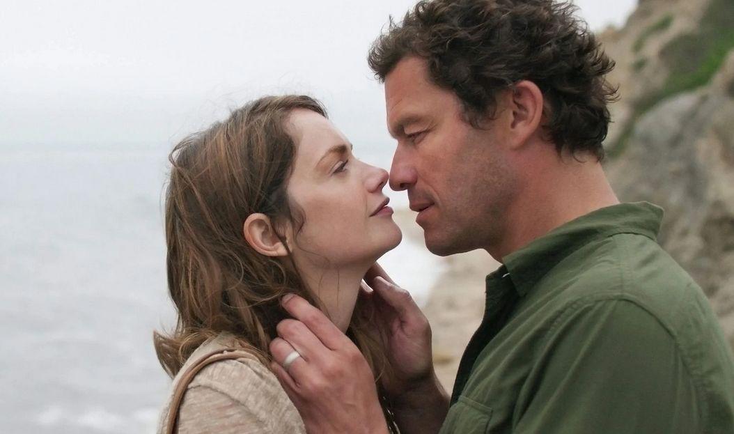 Dominic West je pet sezon v seriji Prevara igral pisatelja Noaha Sollowaya, ki ženo zapusti zaradi precej mlajše natakarice Allison Bailey. Foto: Netflix Dominic West je pet sezon v seriji Prevara igral pisatelja Noaha Sollowaya, ki ženo zapusti zaradi precej mlajše natakarice Allison Bailey. Foto: Netflix