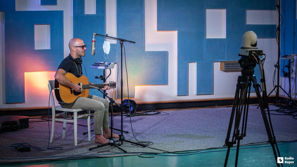 Tako je Rudi nedavno nastopil v Studiu Hendrix. Tudi takrat smo njegov nastop prenašali prek naše Facebook strani. Foto: Radio Koper