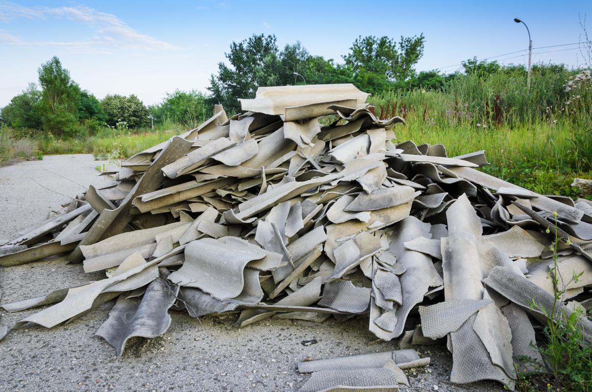 Azbest lahko povzroča huda obolenja, tudi raka. Foto: Shutterstock Azbest lahko povzroča huda obolenja, tudi raka. Foto: Shutterstock