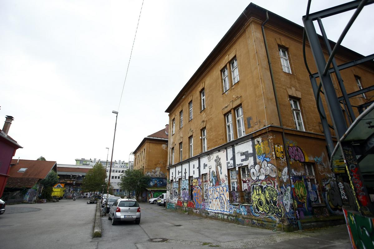 Zgradba na Metelkovi ulici 6 v Ljubljani. Foto: BoBo Zgradba na Metelkovi ulici 6 v Ljubljani. Foto: BoBo