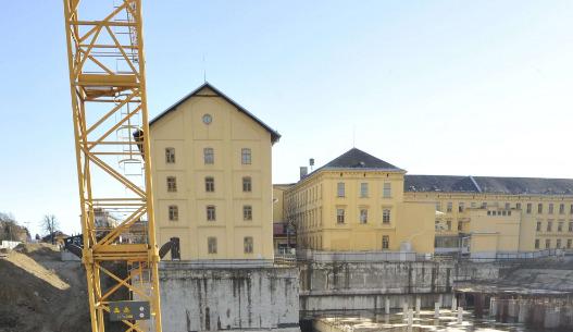 Težave z izgubo prostorov pestijo več ustanov v prestolnici, med drugim tudi Zgodovinski arhiv ter organizacije s sedežem v Tobačni (na posnetku) in na Kersnikovi 4, od koder se bo v kratkem morala tako kot več drugih izseliti tudi založba Beletrina. Prostorska stiska nevladnih organizacij s področja kulture v Ljubljani je po besedah predstavnikov založbe: Težave z izgubo prostorov pestijo več ustanov v prestolnici, med drugim tudi Zgodovinski arhiv ter organizacije s sedežem v Tobačni (na posnetku) in na Kersnikovi 4, od koder se bo v kratkem morala tako kot več drugih izseliti tudi založba Beletrina. Prostorska stiska nevladnih organizacij s področja kulture v Ljubljani je po besedah predstavnikov založbe: