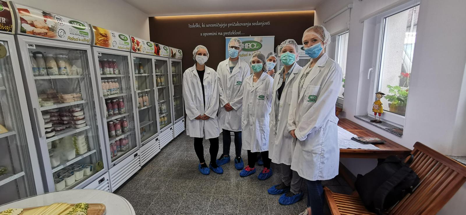 Članki projektne skupine FerMicro na kmetiji Hecl. Foto: Univerza v Mariboru, Fakulteta za zdravstvene vede Članki projektne skupine FerMicro na kmetiji Hecl. Foto: Univerza v Mariboru, Fakulteta za zdravstvene vede
