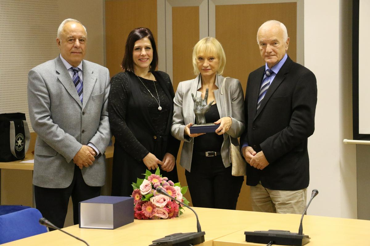 mag. Aljoša Redžepovič, idejni oče oddaje Prisluhnimo tišini, mag. Tina Grošelj, urednica Prisluhnimo tišini, nekdanja direktorica TV SLO, dr. Ljerka Bizilj in Mladen Veršič, predsednik Zveze društev gluhih in naglušnih SLO Foto: SOJ RTV SLO mag. Aljoša Redžepovič, idejni oče oddaje Prisluhnimo tišini, mag. Tina Grošelj, urednica Prisluhnimo tišini, nekdanja direktorica TV SLO, dr. Ljerka Bizilj in Mladen Veršič, predsednik Zveze društev gluhih in naglušnih SLO Foto: SOJ RTV SLO