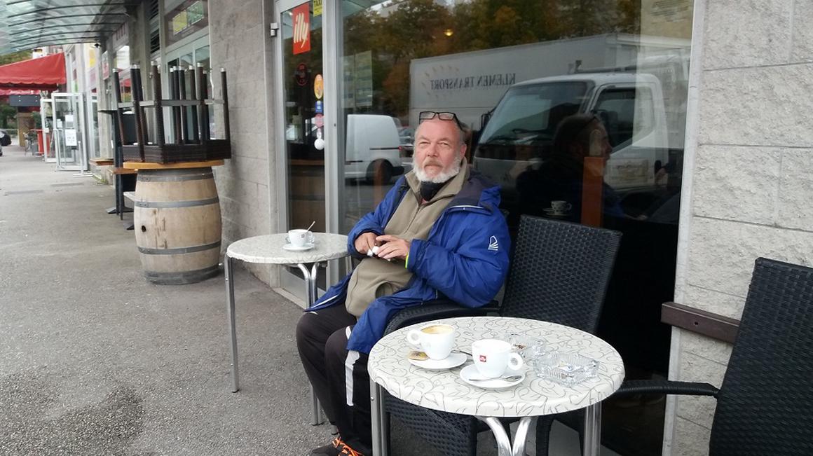 Ivan je dobil svojo skodelico kave. Foto: Radio Koper/Tjaša Škamperle