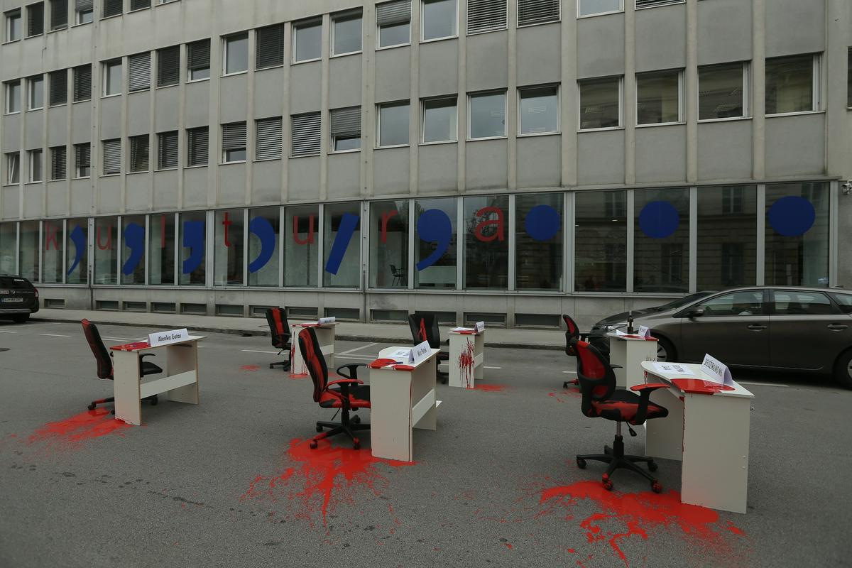 Akcija je bila med drugim odziv na odločitev ministrstva, da se morajo nevladne organizacije do konca januarja izseliti iz stavbe na Metelkovi 6. Foto: Žele Akcija je bila med drugim odziv na odločitev ministrstva, da se morajo nevladne organizacije do konca januarja izseliti iz stavbe na Metelkovi 6. Foto: Žele