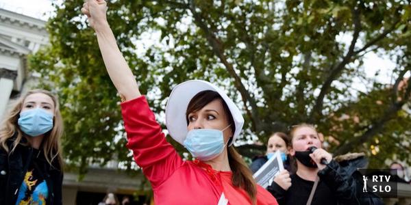 Po omejitvi splava protestniki na Poljskem zahtevajo “svobodo, enakost, pravice žensk”