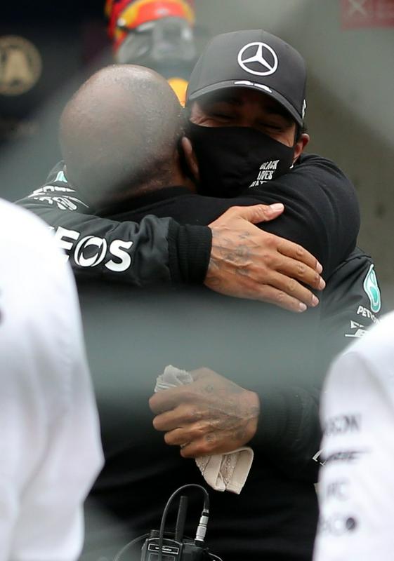 Rekordno zmago je Hamilton proslavil tudi s svojim očetom Anthonyjem, ki mu že vso kariero stoji ob strani. Foto: Reuters Rekordno zmago je Hamilton proslavil tudi s svojim očetom Anthonyjem, ki mu že vso kariero stoji ob strani. Foto: Reuters