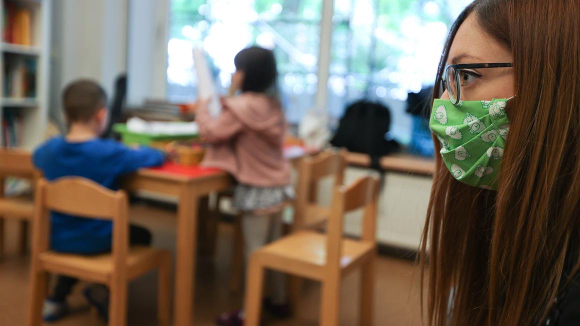 Delo v vzgojno-izobraževalnih ustanovah poteka v skladu z epidemiološkimi smernicami za preprečevanje okužb. Foto: Reuters
