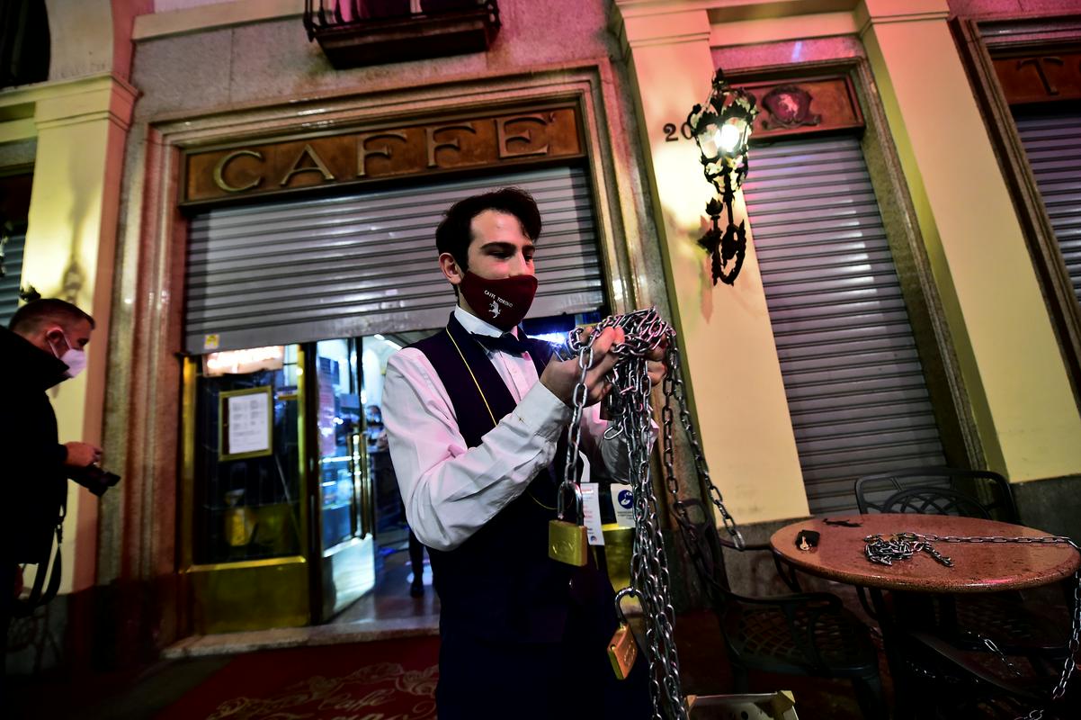 Italijanski gostinci menijo, da je vlada podpisala smrtno obsodbo zanje, ko je odredila zapiranje ob 18. uri. Foto: Reuters Italijanski gostinci menijo, da je vlada podpisala smrtno obsodbo zanje, ko je odredila zapiranje ob 18. uri. Foto: Reuters