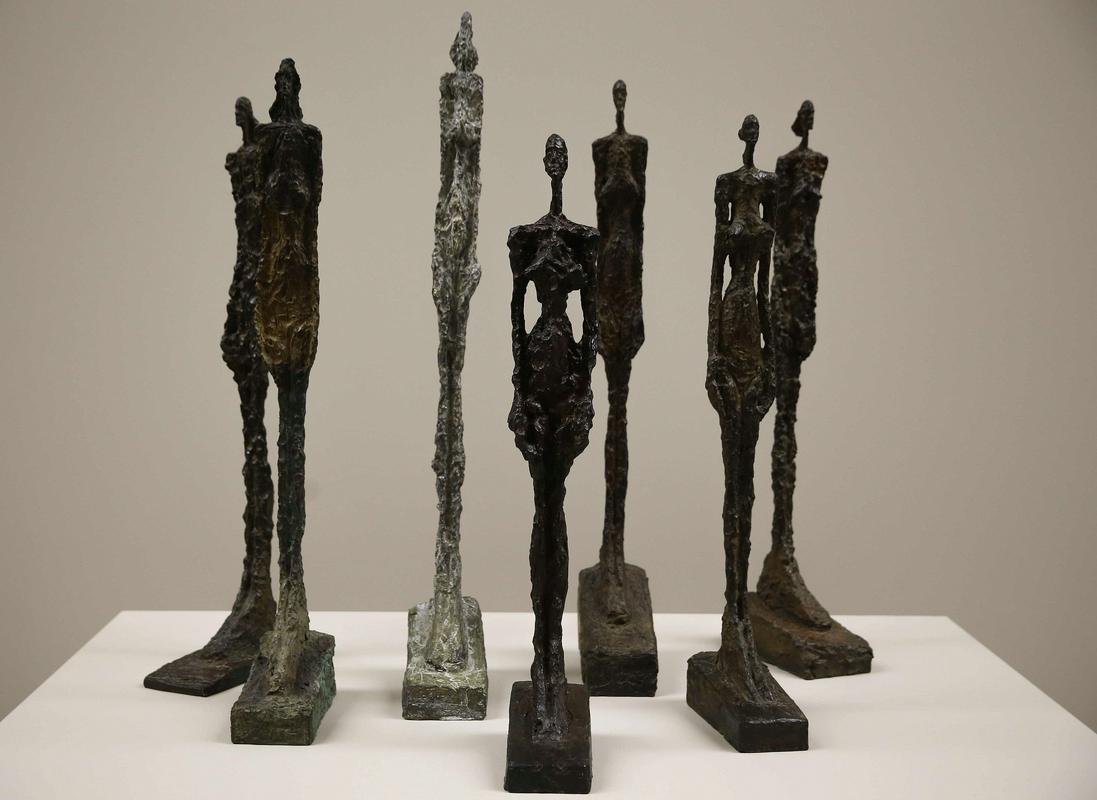 Najbolj je Giacometti znan po naslikanih portretih in značilnih kipih, ki jih je ustvaril v poznih 40. letih, vključno s serijo razpotegnjenih figur moških in žensk v bronu. Foto: EPA Najbolj je Giacometti znan po naslikanih portretih in značilnih kipih, ki jih je ustvaril v poznih 40. letih, vključno s serijo razpotegnjenih figur moških in žensk v bronu. Foto: EPA