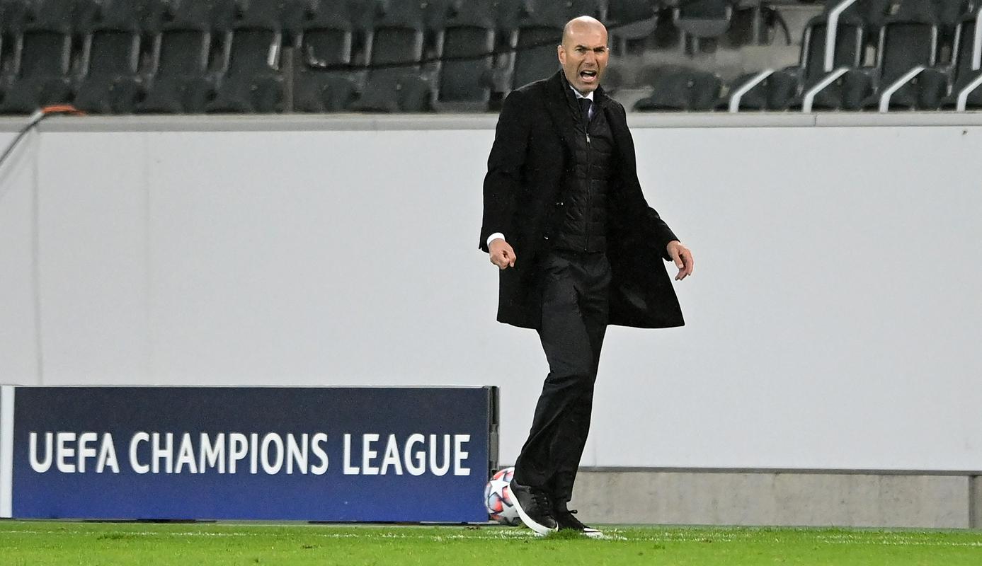 Trener Reala Zinedine Zidane si je po zadetkih Karima Benzemaja v 87. in Casemira v 93. minuti pošteno oddahnil. Foto: EPA Trener Reala Zinedine Zidane si je po zadetkih Karima Benzemaja v 87. in Casemira v 93. minuti pošteno oddahnil. Foto: EPA