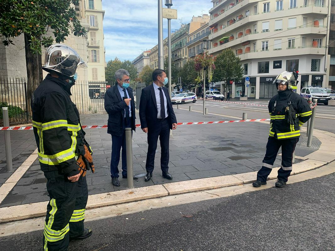 Prizorišče napada si je ogledal župan Nice Christian Estrosi. Foto: Reuters Prizorišče napada si je ogledal župan Nice Christian Estrosi. Foto: Reuters